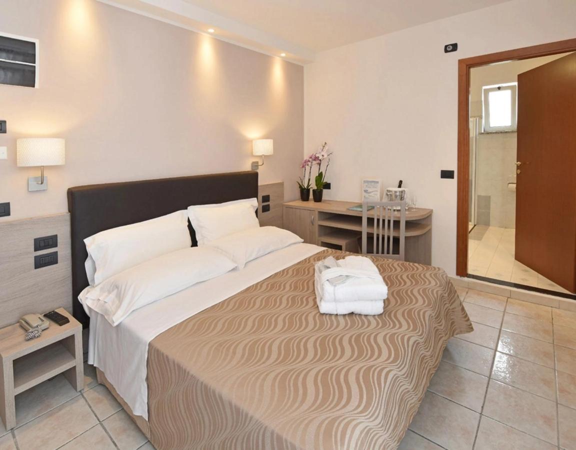 קאטוליקה Hotel Queen Mary מראה חיצוני תמונה