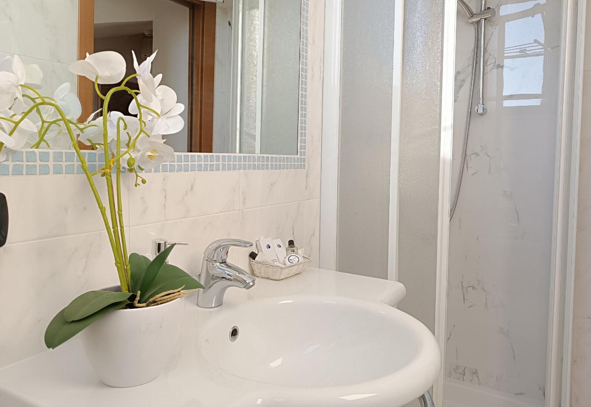 קאטוליקה Hotel Queen Mary מראה חיצוני תמונה