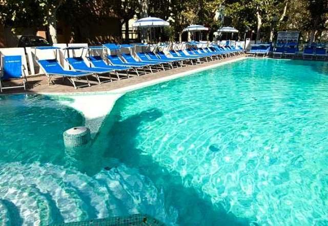 קאטוליקה Hotel Queen Mary מראה חיצוני תמונה